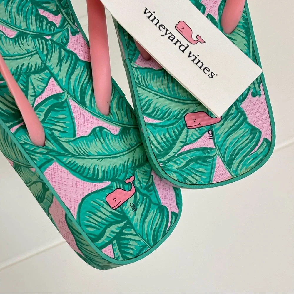 NEW Vineyard Vines Tropical Pink and Green Hibiscu Leaf Printed Flip Flop Size 9